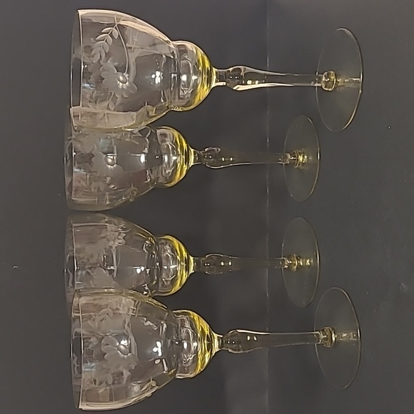 Set of 4 Vintage Etched Vaseline Glasses - Picture 4 of 17